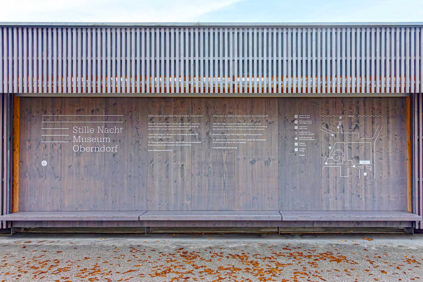 Außenansicht des mit Holz sanierten alten Pfarrhauses beim Stille-Nacht-Museum Oberndorf © SARA BUBNA photography