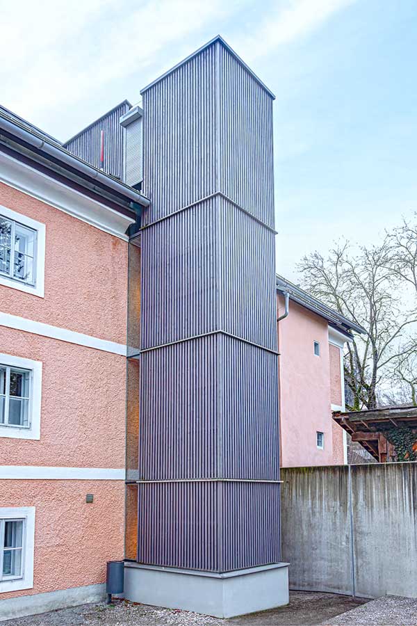 Außenansicht des mit Holz sanierten Liftschachts beim Stille-Nacht-Museum Oberndorf © SARA BUBNA photography
