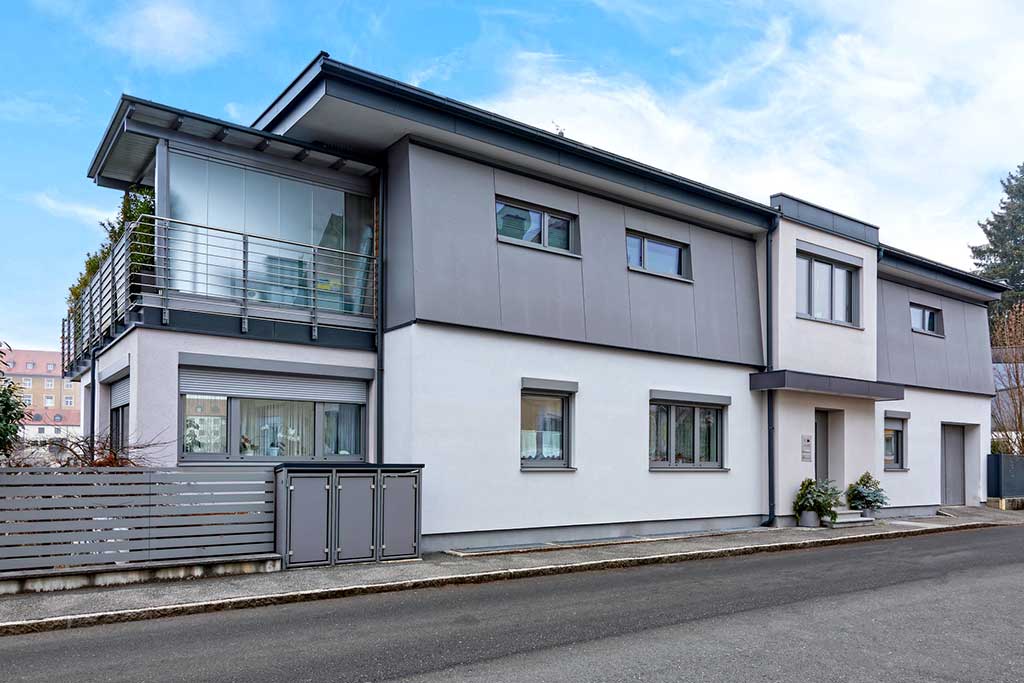 Modernes zweigeschossiges Haus mit grauer Fassade und Balkon © SARA BUBNA photography