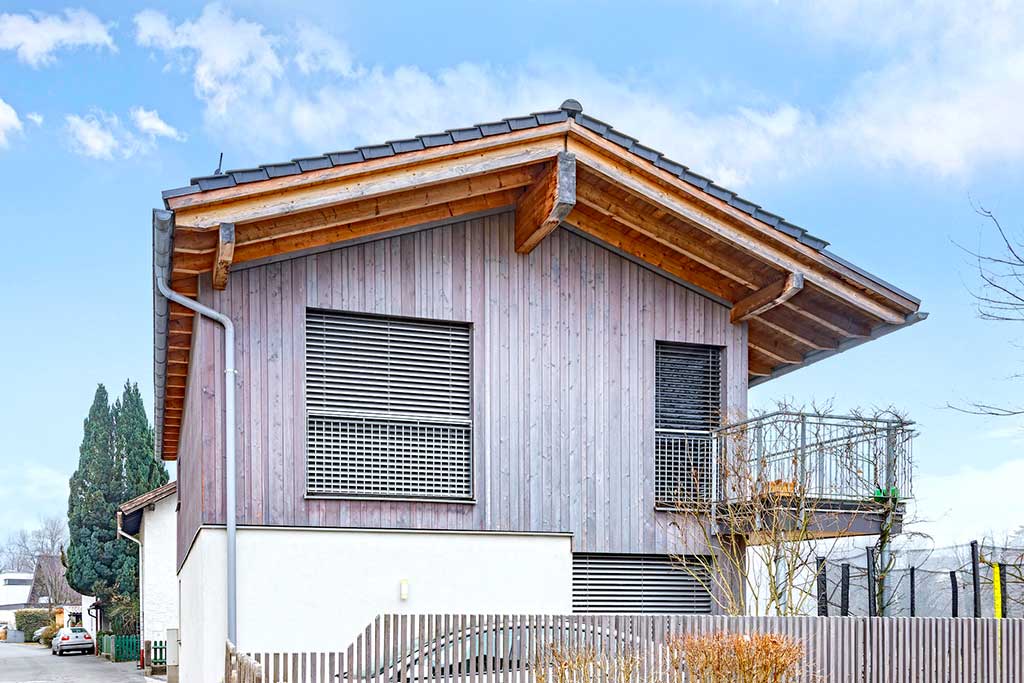 Modernes zweigeschossiges Haus mit Holzfassade und kleinem Balkon © SARA BUBNA photography