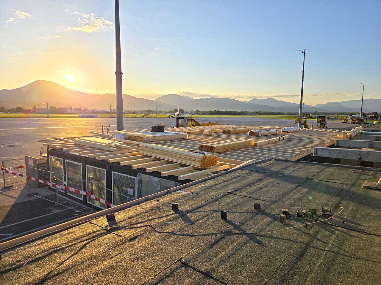 Holzkonstruktion für neue Container-Überdachung am Flughafen Salzburg