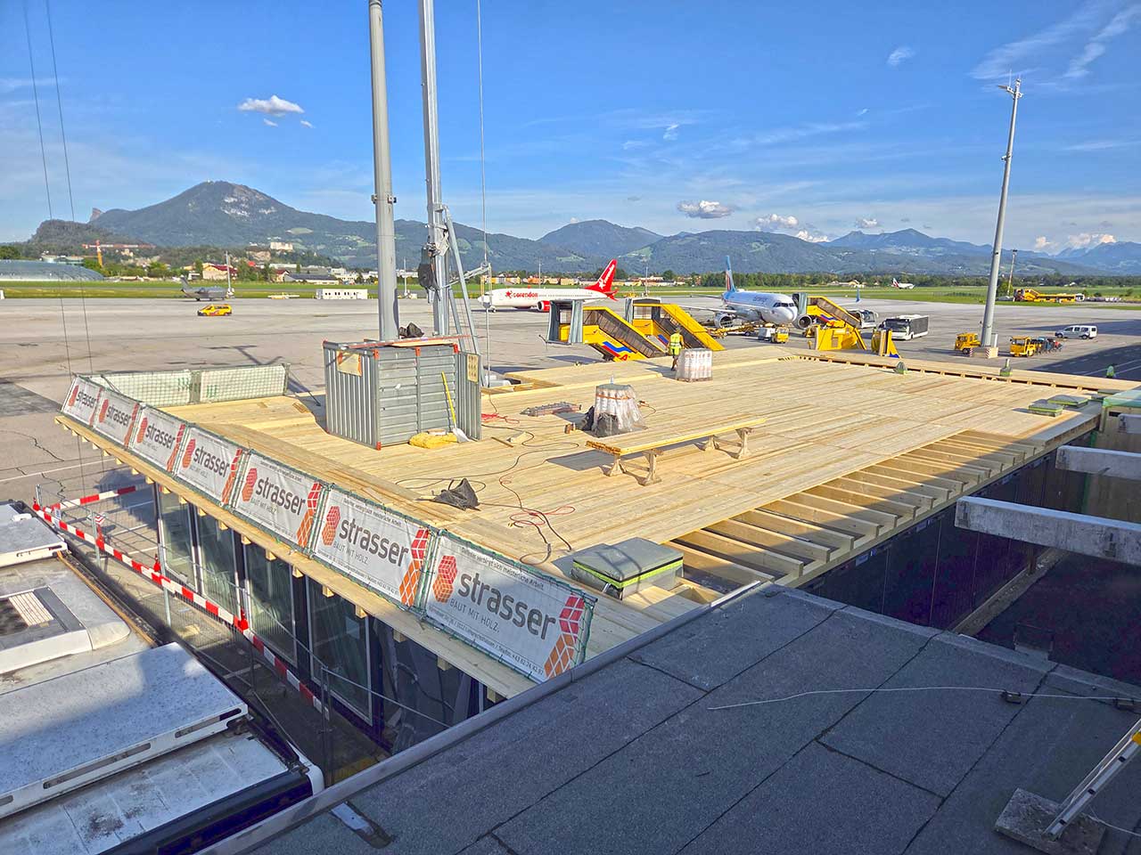 Holzkonstruktion für neue Container-Überdachung am Flughafen Salzburg
