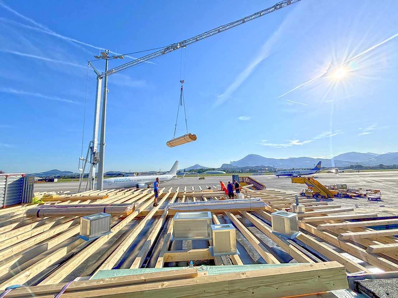Holzkonstruktion für neue Container-Überdachung am Flughafen Salzburg