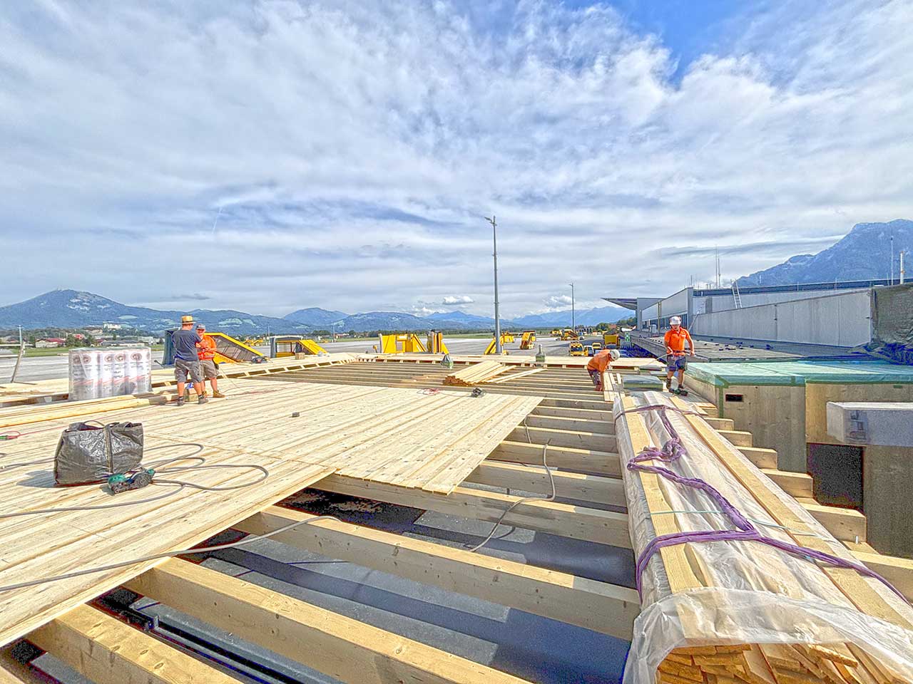 Holzkonstruktion für neue Container-Überdachung am Flughafen Salzburg