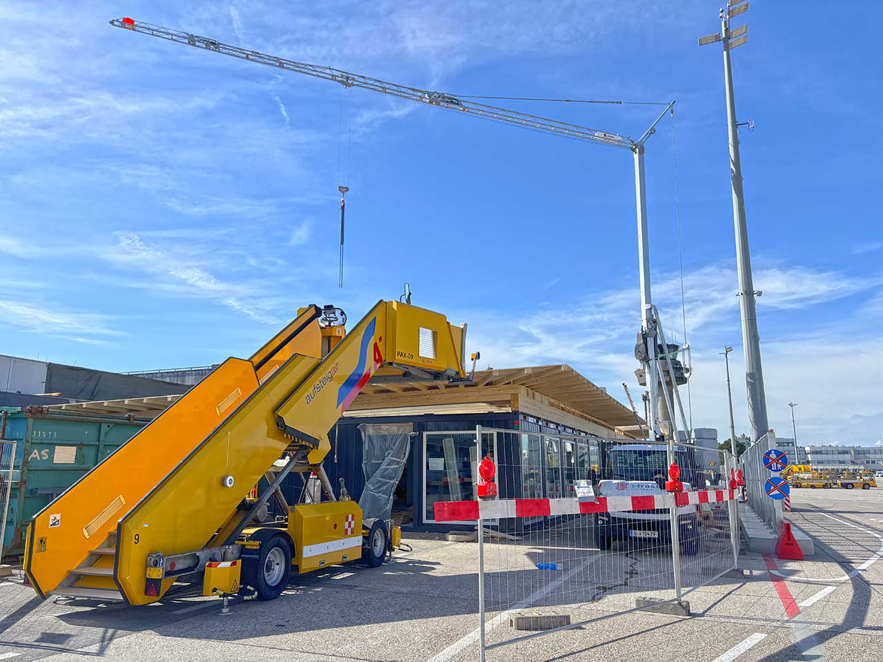 Holzkonstruktion für neue Container-Überdachung am Flughafen Salzburg